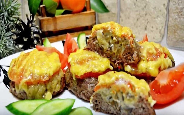 Мясные гнезда с начинкой в духовке